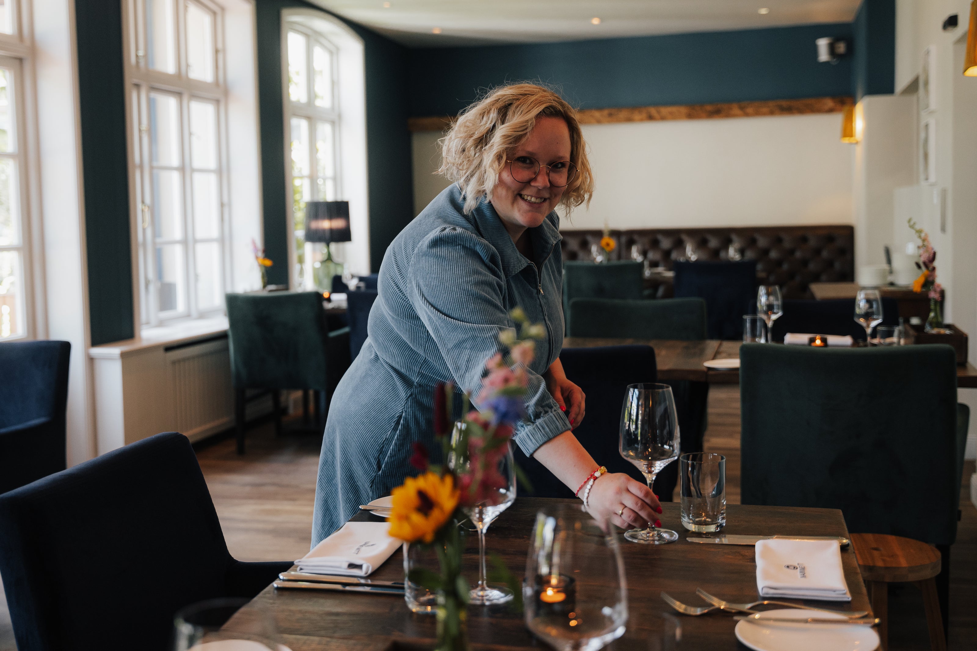 Service im Restaurant in Nieblum auf Föhr, Tisch wird eingedeckt