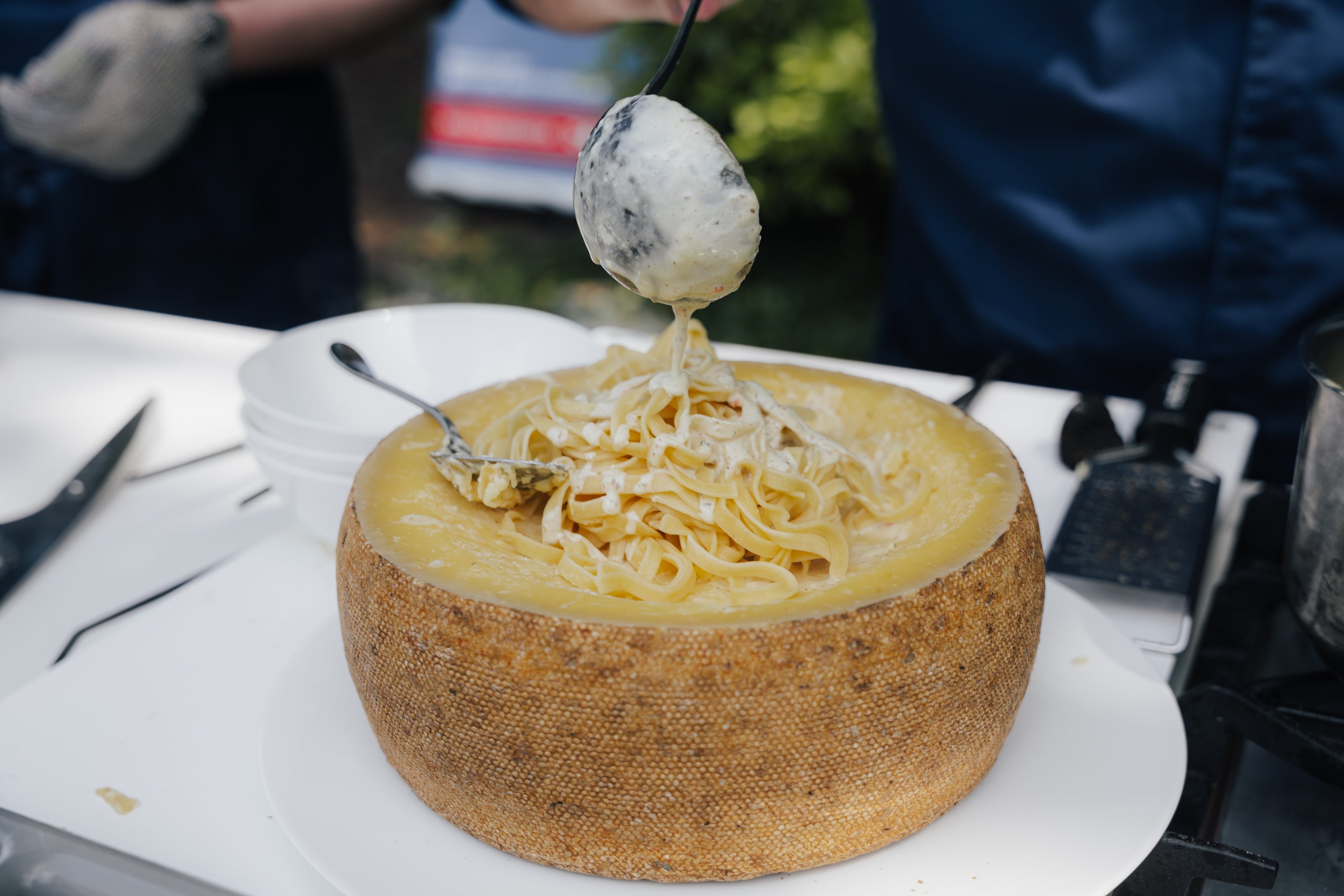 Kochen lernen in der Küche auf Föhr, Pasta wird im Deichkäse angerichtet
