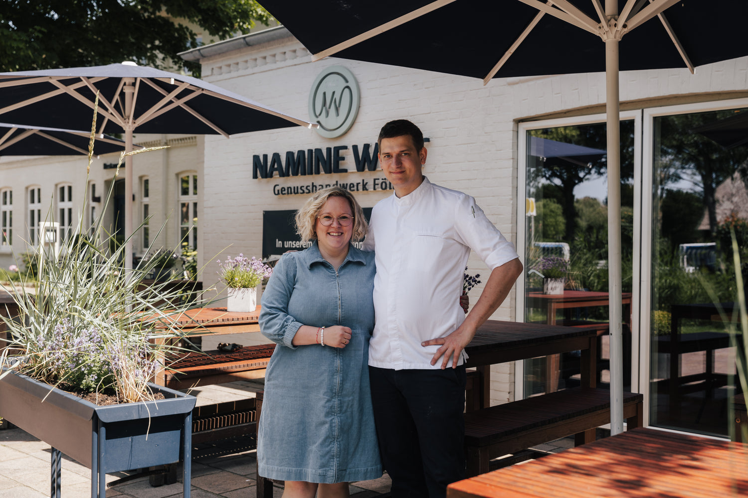 Die Chefs Laura und Ole auf der Terrasse des Kleiner Witt.